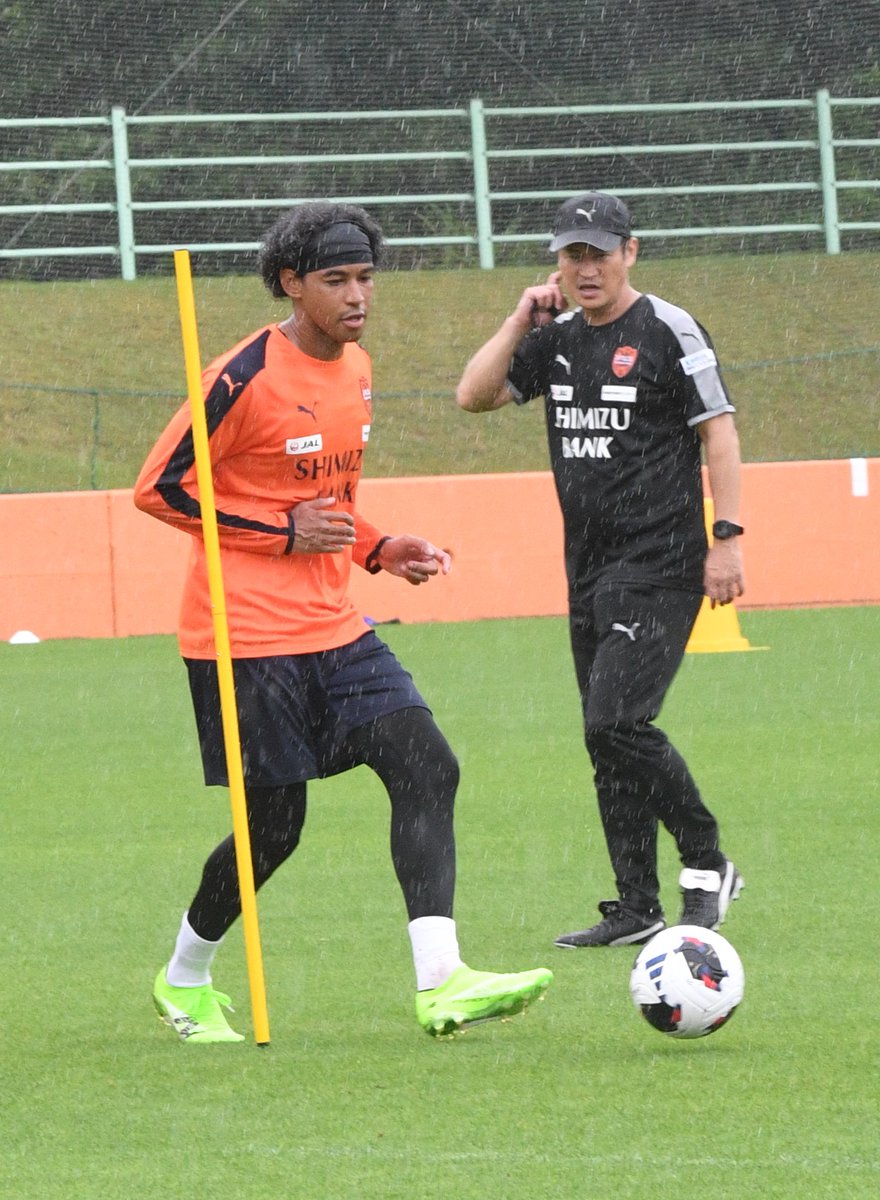 shizusports's tweet photo. #清水エスパルス が今季初練習を三保グラウンドで行いました。 #ジャーメイン良 選手や #須貝英大 選手ら新加入の選手たちもリラックスした様子で汗を流しました。 https://t.co/hjiDgcfE0V