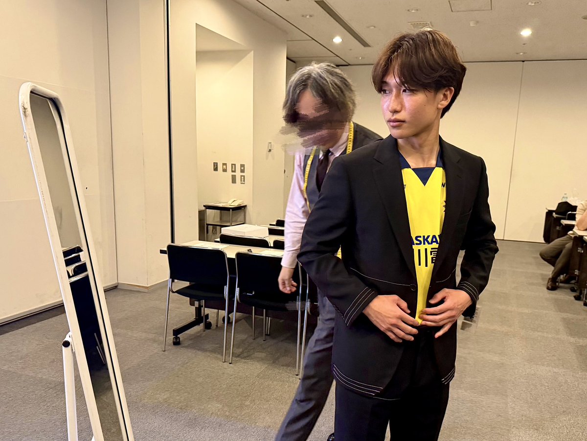 orderbox_suit's tweet photo. ＼新しいスーツの採寸会を行いました！／
採寸会の様子をお届け📷✨

生地選びの様子を後日ショート動画でお届け予定です！お楽しみに🤫

#ギラヴァンツ北九州 https://t.co/r3pCdrQ2mP