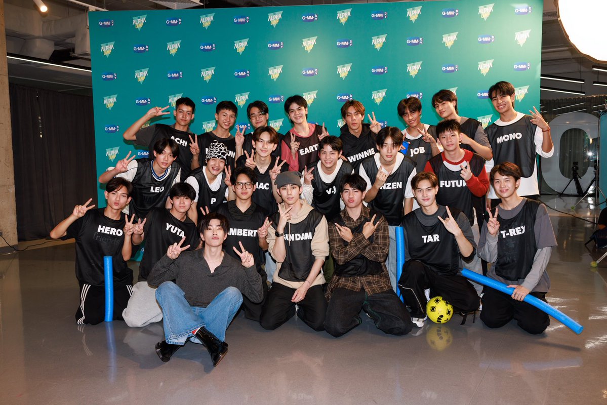 ProjectAlphaTH's tweet photo. จบไปแล้วสำหรับ #TheAlphaCamp1stLive เต็มไปด้วยความสนุก ความตั้งใจ และขอขอบคุณ "พี่ออฟ จุมพล" @off_tumcial ที่มาร่วมเป็นศิลปินรุ่นพี่แบ่งปันประสบการณ์และคำแนะนำดี ๆ ✨

ฝากทุกคนติดตามการฝึกซ้อม และการเติบโตของน้อง ๆ ไปด้วยกัน แล้วพบกันในวีคหน้า! 💙🐺 

#ProjectAlphaNewClan
#GMMTV https://t.co/4RcTl4RRPl
