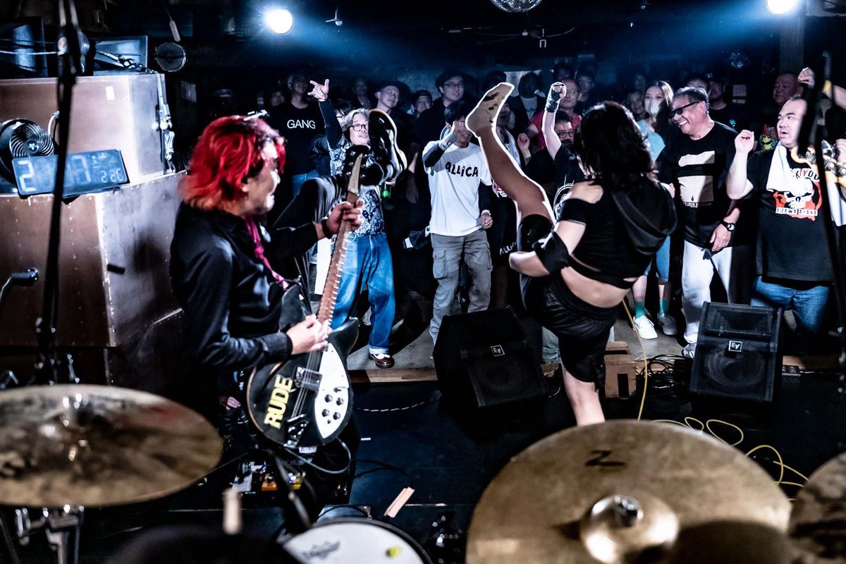 RebelWaltz999's tweet photo. 昨日は旭川MOSQUITOありがとうございました♪

昨日からSHACHIとASH FRASTと合流しまして、札幌まで3日間一緒で嬉しい❣️

BABYTANTSもこの日の為だけに来てくれてありがとう〜

Milestone for 10 yearsもこの日の為にアコースティック編成でやってくれてめちゃくちゃ良かった😭

最初から最後までめちゃくちゃオモロい1日でしたわ

今日は岩見沢‼️

来られる方はめちゃくちゃ楽しみましょう🔥

📷＠syumu0326