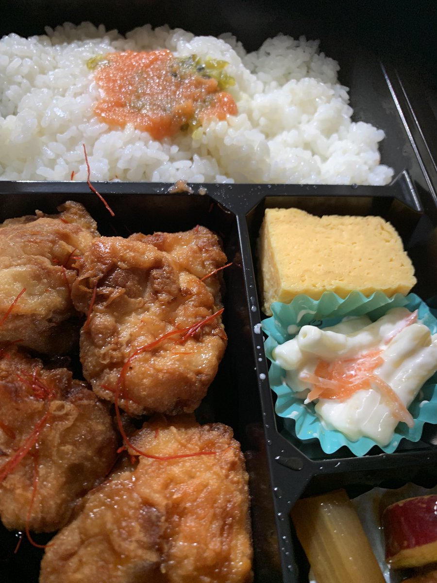 ItZ3a's tweet photo. 球弁の源田の箸とまらん弁当。ポン酢をかけて食べる大きな鶏肉が食べ応えありました。味がしみてて美味です。最近、スタメン外れて途中出場する試合が増えてますが守備はまだまだNo. 1。頑張れ源田壮亮 https://t.co/atxso6aN23
