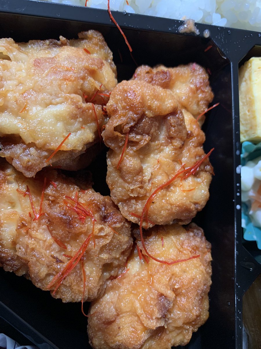 ItZ3a's tweet photo. 球弁の源田の箸とまらん弁当。ポン酢をかけて食べる大きな鶏肉が食べ応えありました。味がしみてて美味です。最近、スタメン外れて途中出場する試合が増えてますが守備はまだまだNo. 1。頑張れ源田壮亮 https://t.co/atxso6aN23