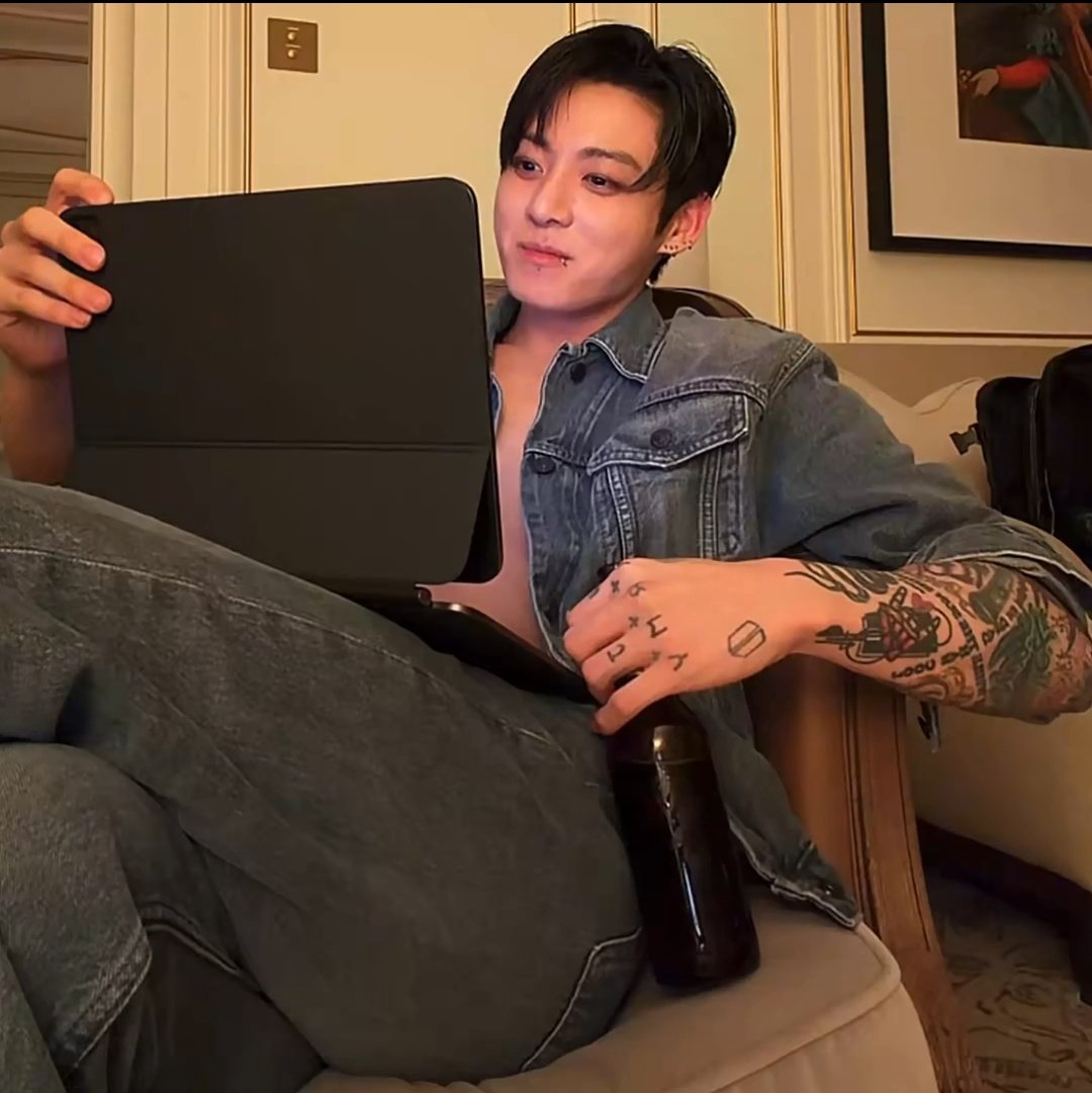 joon_lovebot's tweet photo. booty so thiccc lawd have mercy https://t.co/Zsv4pdlLLY
