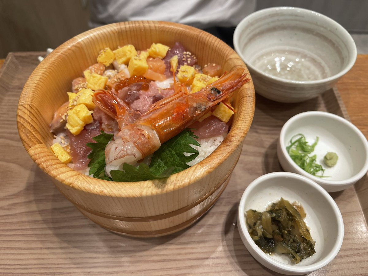 Hirusagarineko's tweet photo. #おひつごはん四六時中
ご飯が来るのを待つ間、出汁をスープとして飲む
生姜醤油で食べる
出汁茶漬けで食べる
美味しかった〜
また行く予感 https://t.co/tutLViPbsZ