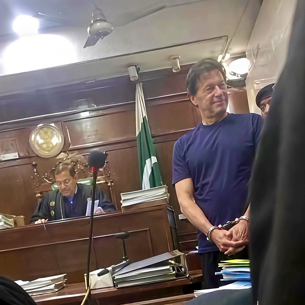 p_myry's tweet photo. اس بات سے فرق نہیں پڑتا کہ یہ تصویر اصلی ہے یا AI سے بنائی گئی ہے
مگر۔۔۔
 قوم کی اپنے محبوب لیڈر سے والہانہ محبت و عقیدت کوئی اور ہی داستاں سنا رہی ہے۔۔

زور زبردستی حکومت کرنے کا خواب دیکھنے والے  اپنے انجام کی فکر کریں، لوگ انکی قبریں بھی اکھاڑ پھینکیں گے اور یہ وقت بہت قریب ہے https://t.co/tKHixhCiCH