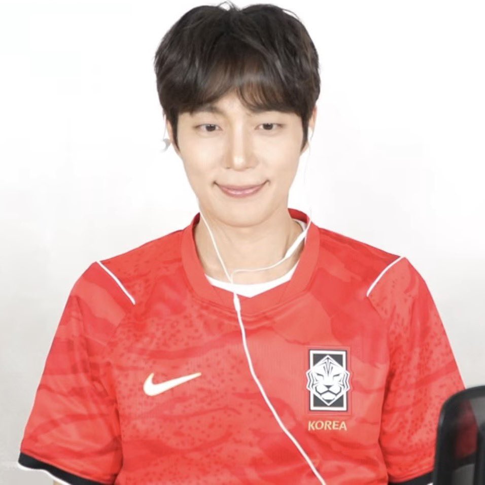 doyolovedoyo's tweet photo. 근데 이 아저씨 온앤오프 확실해서 너무 웃기고 신기함 집구석에서 걍 유니폼입고 허벅지북북 긁으면서 긍정축구하는데 밖에만 내놓으면 두준두준 비스트가되 https://t.co/0GiFiGWcNC