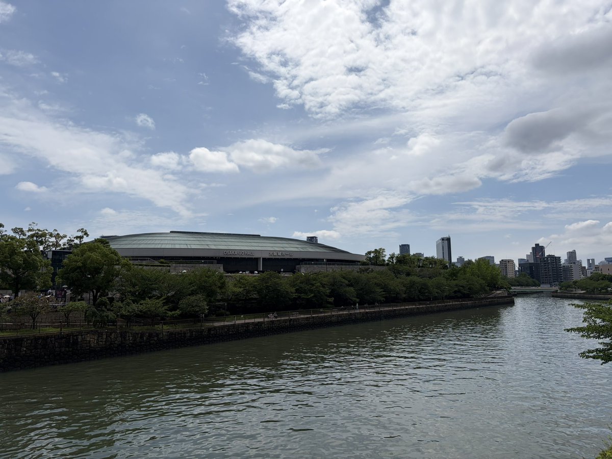 Ritchie_3rd's tweet photo. 一昨日の聖飢魔IIから、本日は聖子松です。春色の汽車に乗って、夏の扉を開けに来ました！場内は立ち見までいるくらいの大聖子…、いえ大盛況です！
おーれーのっ、聖子〜！（発生練習） https://t.co/jLhQLXYx9y