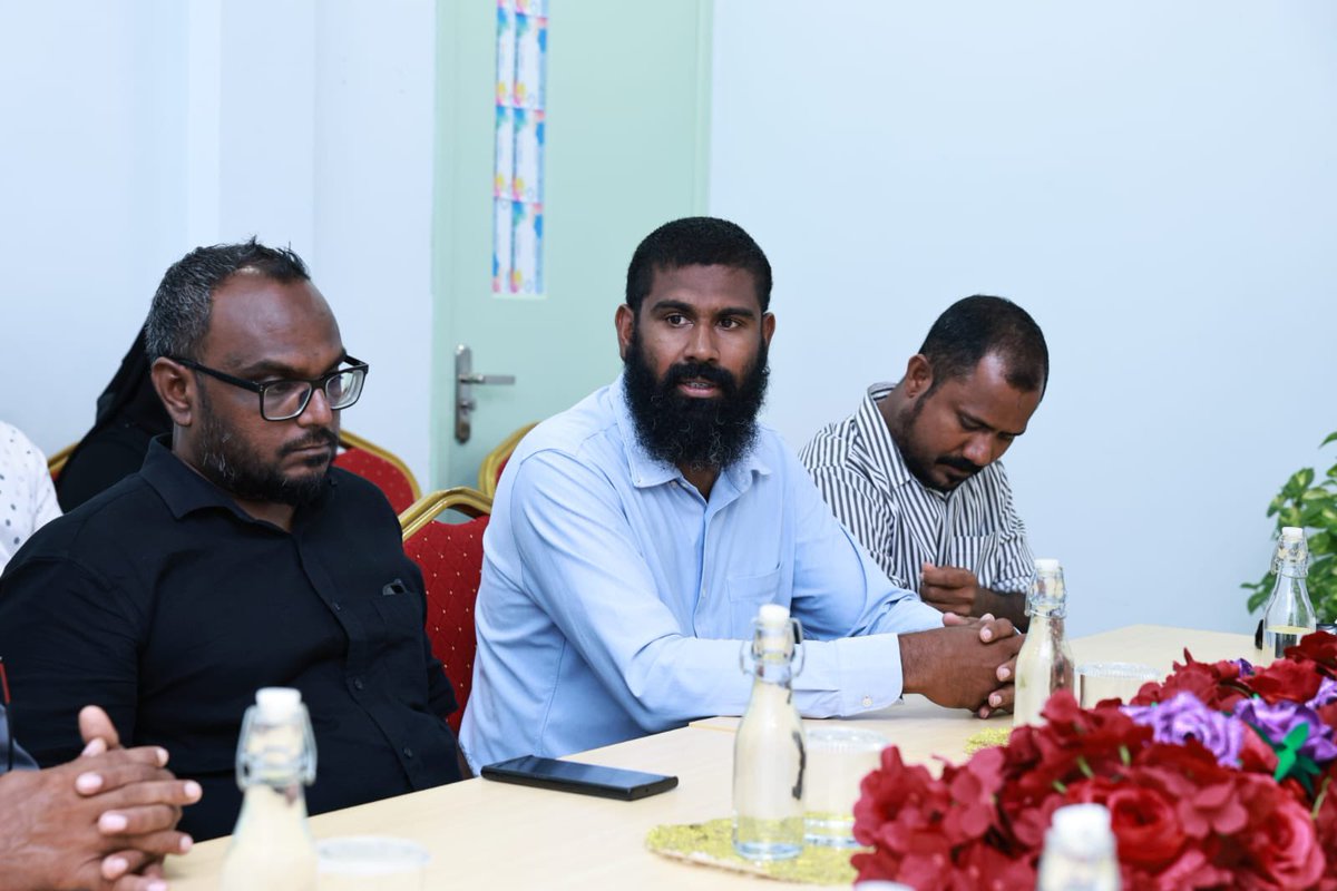 MoHmv's tweet photo. މިނިސްޓަރ @geelaali އަދި މިނިސްޓްރީގެ އިސްވެރިން، މ.މުލަކު ސިއްހީ މަރުކަޒަށް ޒިޔާރަތްކުރައްވައި، އެ މަރުކަޒުގެ މުވައްޒަފުންނާ ބައްދަލުކުރައްވައިފިއެވެ. މި ބައްދަލުވުމުގައި ރަށުގައި ދެމުންދާ ޞިއްޚީ ހިދުމަތްތައް އިތުރަށް ހަރުދަނާކުރުމަށާއި، ދިމާވާ ގޮންޖެހުންތަކާ ގުޅޭގޮތުން ފުޅާ ދާއިރާއެއްގައި މަޝްވަރާކުރެވުނެވެ.