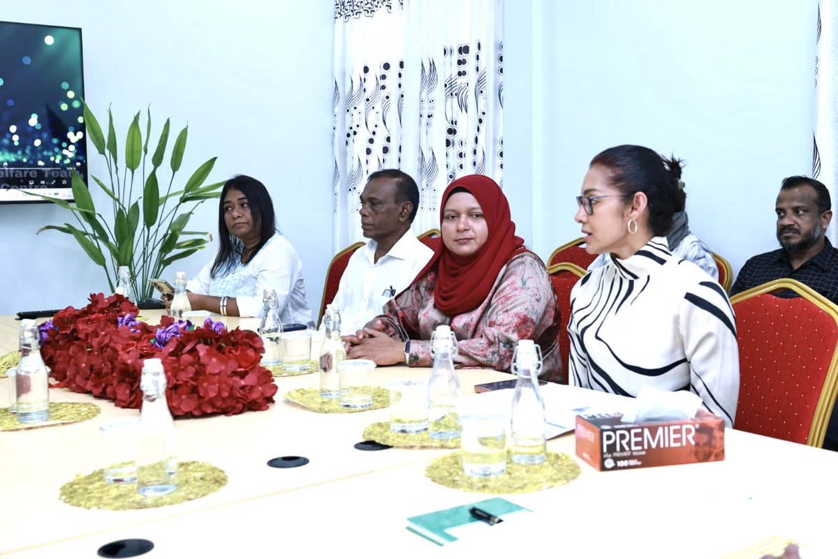 MoHmv's tweet photo. މިނިސްޓަރ @geelaali އަދި މިނިސްޓްރީގެ އިސްވެރިން، މ.މުލަކު ސިއްހީ މަރުކަޒަށް ޒިޔާރަތްކުރައްވައި، އެ މަރުކަޒުގެ މުވައްޒަފުންނާ ބައްދަލުކުރައްވައިފިއެވެ. މި ބައްދަލުވުމުގައި ރަށުގައި ދެމުންދާ ޞިއްޚީ ހިދުމަތްތައް އިތުރަށް ހަރުދަނާކުރުމަށާއި، ދިމާވާ ގޮންޖެހުންތަކާ ގުޅޭގޮތުން ފުޅާ ދާއިރާއެއްގައި މަޝްވަރާކުރެވުނެވެ.