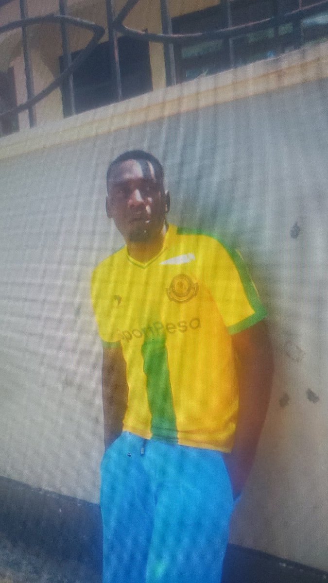 BabaAtifah's tweet photo. Naamka na kukumbuka maisha ya brother wangu aisee ni ngumu kusahamu maisha ya mtu, waliyachukua maisha yako kwa tamah zao za utajir😭 
Miaka 5 sasa R.I.P bro https://t.co/wOTMilDnAA