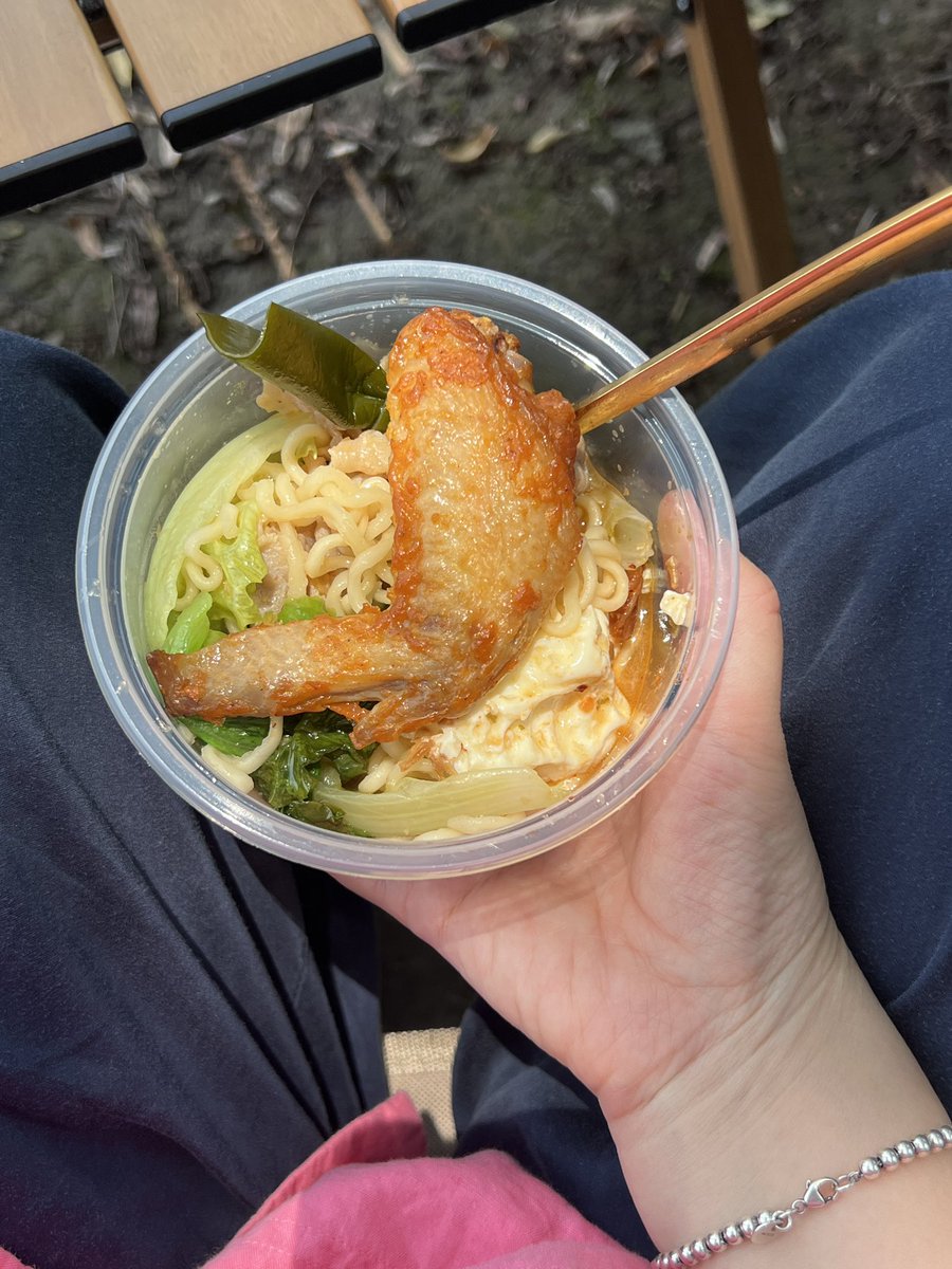 lanxiaogua's tweet photo. 户外吃泡面🍜 https://t.co/Q65sol4ymd