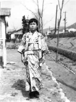ankorinclan's tweet photo. En octubre de 1955, sus compañeros de clase despidieron a una niña de doce años que había pasado sus últimos meses doblando trozos de papel en busca de un único deseo: vivir.

Sadako Sasaki tenía dos años cuando Estados Unidos lanzó la bomba atómica sobre Hiroshima, el 6 de agosto de 1945. Su familia se encontraba a unos 1,7 kilómetros del lugar de la explosión. La onda expansiva dañó su casa, pero ella no presentó heridas visibles en ese momento. Mientras huían de los incendios, quedó expuesta a la lluvia negra que cayó sobre algunas zonas de la ciudad.

Creció, en apariencia, completamente sana: una niña activa, alegre, aficionada a correr. Pero en el otoño de 1954 empezaron a aparecer inflamaciones en su cuerpo, y su salud se deterioró con rapidez. En febrero de 1955 ingresó en el Hospital de la Cruz Roja de Hiroshima. El diagnóstico fue leucemia, una enfermedad que se había vuelto cada vez más frecuente entre los niños expuestos a la radiación de la bomba, diez años después de la explosión.

Quería curarse y volver a la escuela. Una compañera del hospital le habló de una antigua creencia japonesa: quien doblara mil grullas de papel podría ver cumplido un deseo. Sadako empezó a doblar, usando cualquier papel que pudiera conseguir, envoltorios de medicamentos, papel de regalo, cualquier fragmento disponible. Su deseo era simple: vivir.

Llegó a completar las mil grullas, y siguió doblando más. Su familia conservó alrededor de 1.300 hechas por ella. La versión popular que cuenta que murió tras doblar solo 644 nació de una narración posterior, no del hecho real.

Ni siquiera mil grullas pudieron detener la enfermedad. Sadako murió el 25 de octubre de 1955, después de ocho meses de hospitalización, con doce años.

Su muerte conmocionó a sus compañeros de clase, que decidieron que su memoria no podía quedarse reducida a una tumba. Iniciaron una campaña para construir un monumento dedicado a todos los niños que habían muerto por la bomba atómica, y la idea reunió el apoyo de más de 3.000 escuelas japonesas y de estudiantes de otros países. El 5 de mayo de 1958 se inauguró el Monumento a la Paz de los Niños, en el Parque Memorial de Hiroshima, con la figura de una niña sosteniendo una grulla sobre su cabeza. Desde entonces, millones de grullas de papel siguen llegando hasta allí desde todo el mundo.

En 2016, la familia de Sadako donó una de sus grullas originales al Museo Nacional Japonés-Estadounidense. Diminuta, hecha con papel cualquiera, cargando una historia demasiado grande para desaparecer.

Frente al monumento puede leerse la frase que escribieron aquellos niños: "Este es nuestro clamor. Esta es nuestra oración. Paz en el mundo." Sadako no consiguió el deseo que pidió para sí misma. Las grullas que dejó, sin embargo, siguen llevando otro deseo mucho más lejos.

📍 Fuente: Hiroshima Peace Memorial Museum, archivo oficial / Japanese American National Museum, donación de la familia Sasaki, 2016.
