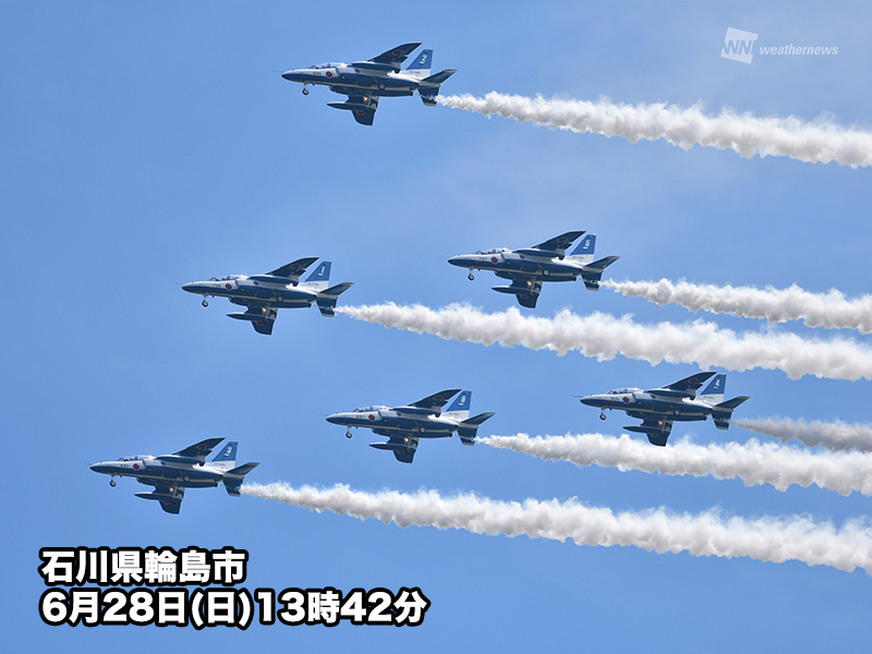 wni_jp's tweet photo. 【青空をバックに華麗な飛行✈︎】
今日6月28日(日)は、石川県輪島市にある航空自衛隊輪島分屯基地で、「輪島分屯基地 開庁70周年記念行事」が開催され、#ブルーインパルス による展示飛行が披露されました。
https://t.co/0nGzQt3Xgh https://t.co/4ikuEDQkPo