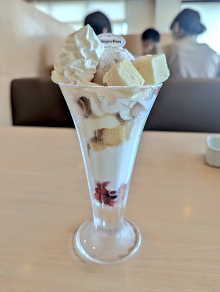 batayan15's tweet photo. ご飯食べに来たけど、今日はパフェの日らしいのでしょうがないから…。 https://t.co/O8ALf2uJxG