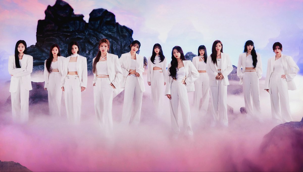 swansbetta's tweet photo. this pic kills me because everybody is posing except hyunjin is just standing there like 🧍‍♀️ refusing to participate 😭😭 https://t.co/i7o8d5eZkT