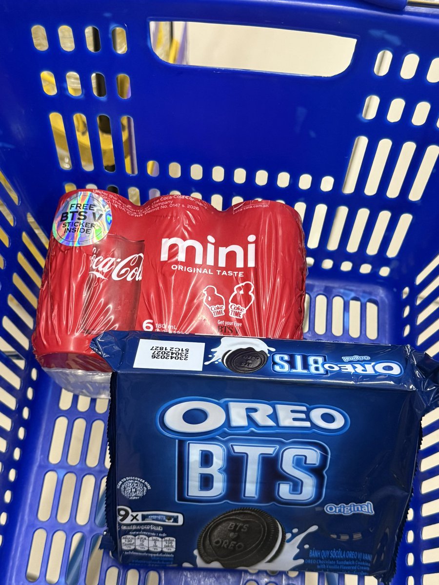 taetaekhook's tweet photo. “Ma’am hindi naman halatang fan ka ng BTS.” 😭 https://t.co/YeJAuyAr3x