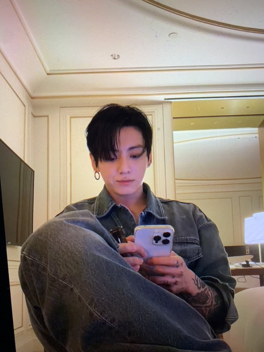 Lee18_V's tweet photo. OKAAAAY, EXCUSE ME SIRRRR?? 🔥

#jk #jungkook #BTS https://t.co/c5VfmbQNYn