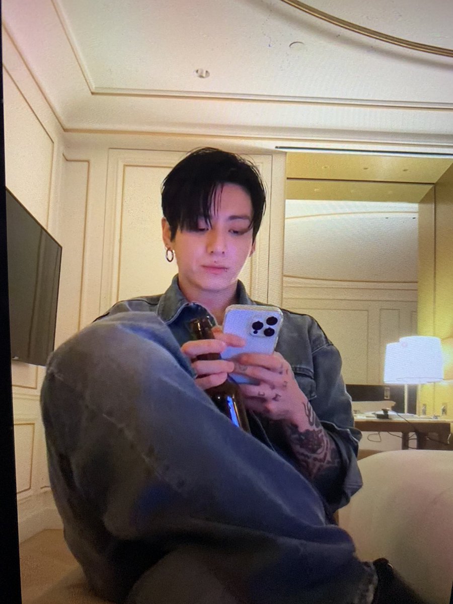 Lee18_V's tweet photo. OKAAAAY, EXCUSE ME SIRRRR?? 🔥

#jk #jungkook #BTS https://t.co/c5VfmbQNYn