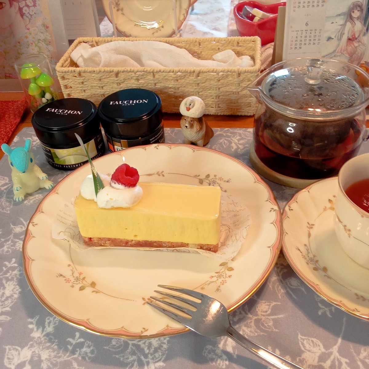 iyn_electronics's tweet photo. 母からもらったフォションの紅茶とパティスリーのムースでウトウトしています
眠くて何もできない https://t.co/idQGTEh2to