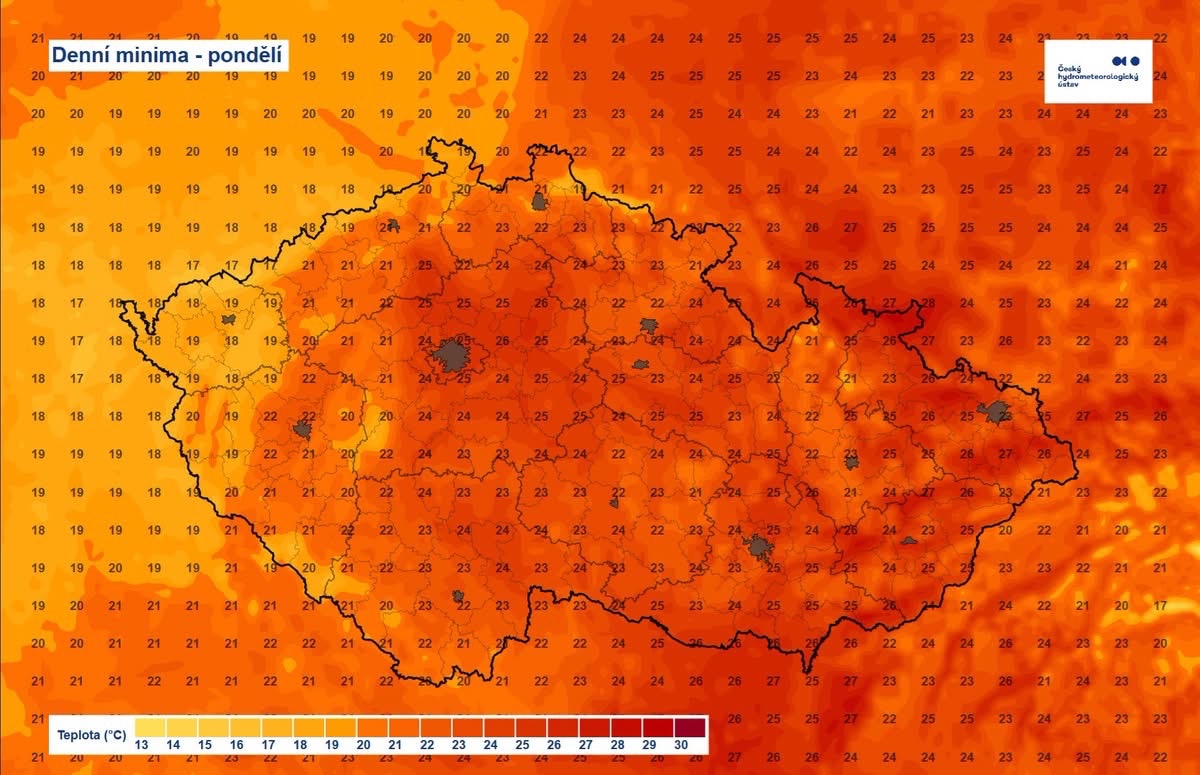 CHMUCHMI's tweet photo. 🌛Je za námi další velmi teplá a na mnoha místech i rekordní tropická noc.🔥 Teplota nepoklesla pod 20 °C na více než 100 stanicích ČHMÚ (cca. 40 %), Na několika místech (tabulka v příloze) dokonce ani pod 25 °C, což se v historii měření dosud stalo pouze na 7 stanicích.  V průběhu noci se na některých místech rozfoukal vítr, který zastavil ochlazování a ve výběžcích na severu (např. Frýdlantský, Javornický) a v některých vyšších polohách dokonce zapříčinil vzestup teplot. Zejména vlivem působení kombinace velmi teplé vzduchové hmoty a větru tak zůstala teplota na stanici Seč po většinu noci celou noc nad 27 °C (přiložený graf), což je prozatím 2🥈nejteplejší noc v historii měření na českém území (🥇Bystřice pod Pernštejnem 8. 8. 2013, změřené Tmin 27,2 °C). 
👉Upozorňujeme, že příspěvek byl sestaven v 6:00 a finální hodnoty se ještě mohou měnit. 

⏰Z pohledu předpovědi je více než pravděpodobné, že noc na pondělí bude ještě teplejší a tedy očekáváme další přepisování historických hodnot. Přispěje tomu vrcholící advekce teplého vzduchu na našem území, oblačnost na rozpadajících se bouřkách nad Německem a přibližující se frontě a také mírný jižní vítr.  Předpokládané minimální teploty se budou pohybovat nejčastěji mezi 24 a 19 °C, na některých místech však stejně jako dnes zůstanou vyšší (mapa v příloze).

💥Aktuální průběh teplot, předpovědi a výstrahy můžete sledovat online na FB ČHMÚ, webu ČHMÚ a v naší aplikaci.