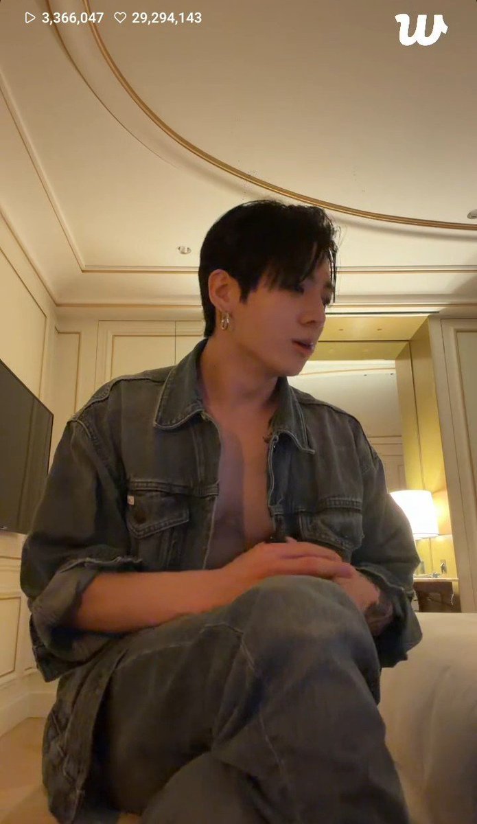 sawok_2minn's tweet photo. 🐰: "ทุกวันนี้เขาทำเพลงด้วย AI กันเยอะเลยใช่ไหม?"
🐰: "ลองนึกดูสิ ถ้าเพลงแบบนั้นดันกลายเป็นเพลงฮิตขึ้นมาล่ะ... เดี๋ยวนะ แบบนั้นจะนับว่าเป็นการปล่อยเพลงอย่างเป็นทางการไหม?"
🐰: "แล้ว... ลิขสิทธิ์ของเพลงพวกนั้นจะเป็นของใครกันนะ?"
🐰: "หรือจริง ๆ แล้วมันไม่สำคัญ? หรือสุดท้ายลิขสิทธิ์จะตกเป็นของบริษัทที่สร้าง AI นั้น? เอาเป็นว่า... ผมก็แค่สงสัยน่ะ"
