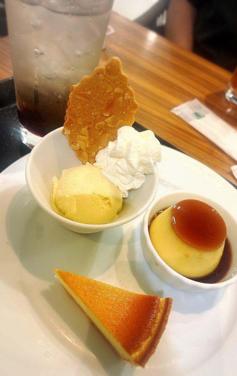 asamitomonon's tweet photo. 今日は記念日という事で夫と外出です。
ルーマニアランチ🇷🇴
はじめて食べた😊 https://t.co/Mfe7Csxsix