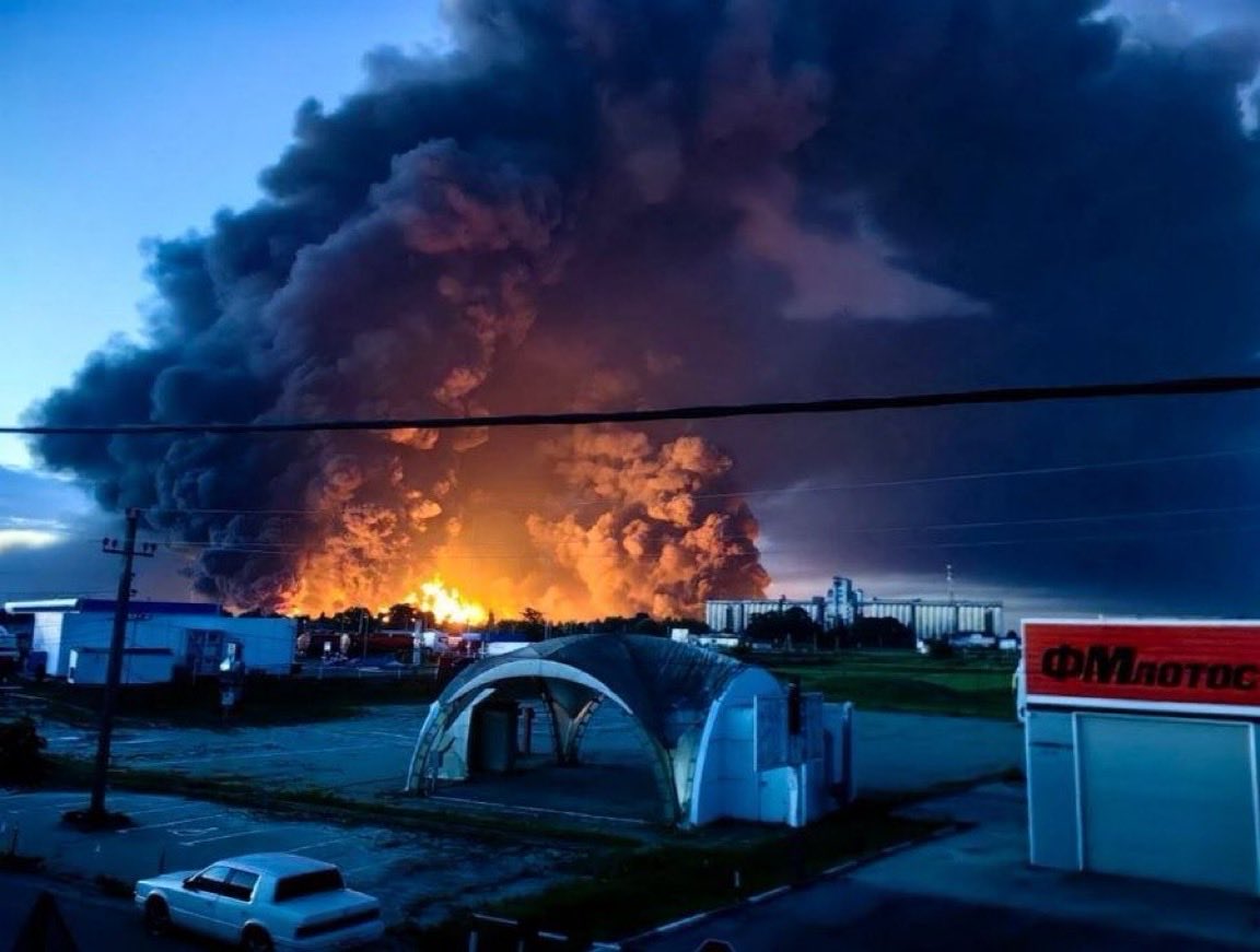 L_ThinkTank's tweet photo. [ 🇷🇺 RUSSIE | 🇺🇦 UKRAINE ]

🔸La raffinerie de Slaviansk-sur-le-Kouban, dans la région de Krasnodar, est en proie aux flammes ce dimanche matin après une frappe de drones ukrainiens. https://t.co/t0pSsQZvw2