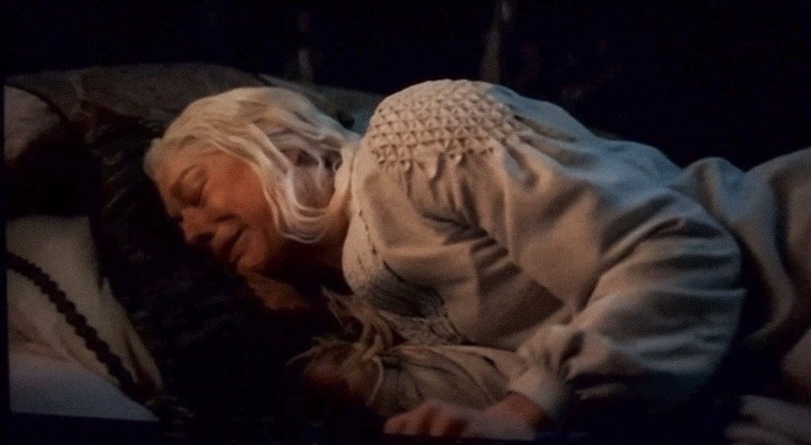 rhaenyraupdates's tweet photo. Rhaenyra in the next episode. 

“I am so tired.” https://t.co/9M1p7FKwE4