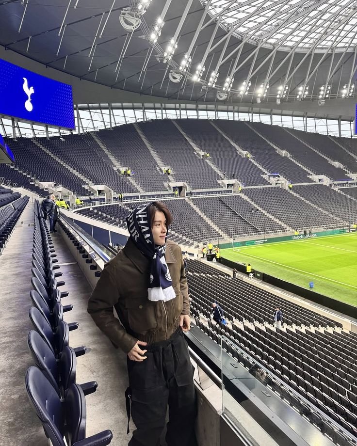 rockstar_catto's tweet photo. aku gak banyak foto-foto but let me share how gorgeous my boyfriend was while supporting one of his favorite football player. :P https://t.co/j81221iC1x