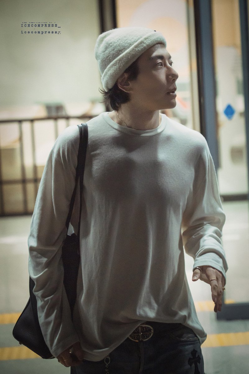 icecompress_'s tweet photo. 260627 베토벤 퇴근길 

 #박효신 #parkhyoshin #퇴근길 https://t.co/oa4VjDJpBv