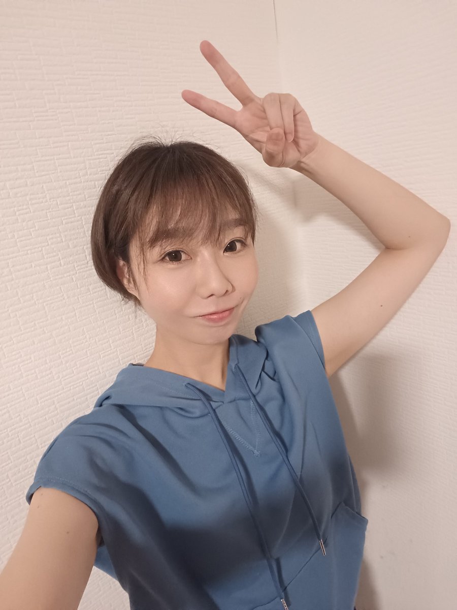 ikuminazusa's tweet photo. 某大学で大学生して来ました‼️
本日の相棒が最近よく一緒になる子でリアル大学生✨️
大学生って何話すの？って聞いたら恋バナって言われたので、架空のサトシとリョウとケイの話で盛り上がってたら、顔の横でカチンコ鳴らされました。

声もしっかりオンでって言われたので、変な恋バナが本編にのる… https://t.co/1T0PwqTHJl