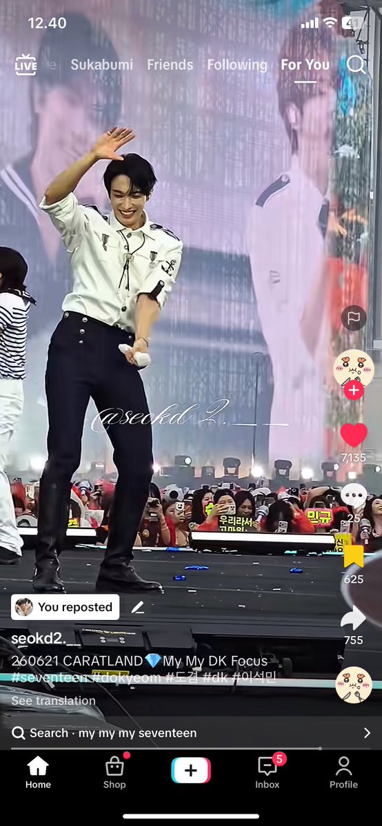 binawings's tweet photo. wdym gw nangis nonton fancam ini, bcz gw mikir bisa ga ya ketemu dk, bisa ga ya ketemu seventeen 😞🥹🥹🥹🥹 mau banget ketemu merekaaa huhu look at his beautiful smile ya Allah im literally bawling my eyes out https://t.co/JLinybgeIk