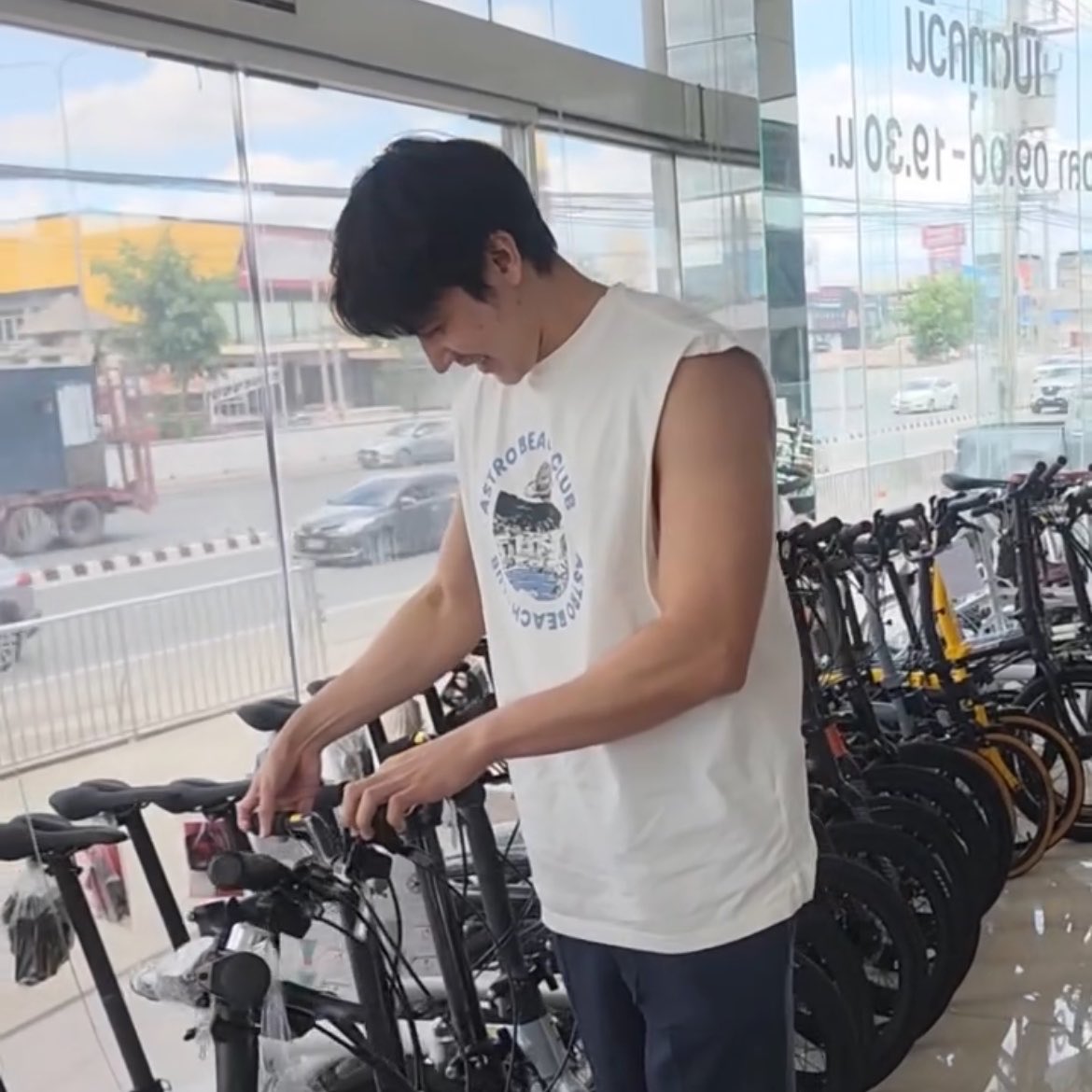 9lx97's tweet photo. เด่กไปเลือกซื้อจักรยานใหม่หรอค้าบบ ใด ๆ คือสมิธใส่เสื้อที่ซื้อให้อีกตัวแล้ว แงงงง ขอบคุณคุณแม่ที่ถ่ายมา ไม่งั้นคงไม่ได้เห็น 🥹🤌 https://t.co/HTOOLmlnvL