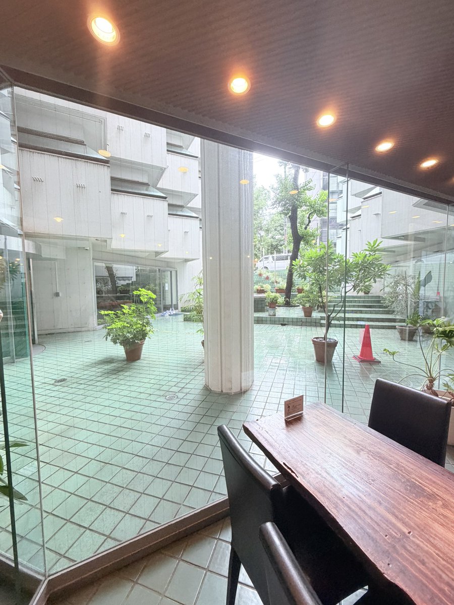 pulsewidthpower's tweet photo. 以前から気になっていた渋谷に現存するモダン建築のデザイナーズマンションことビラ・モデルナ。ソリッドな中庭に曇り空が映える https://t.co/mJYFsSKUSu