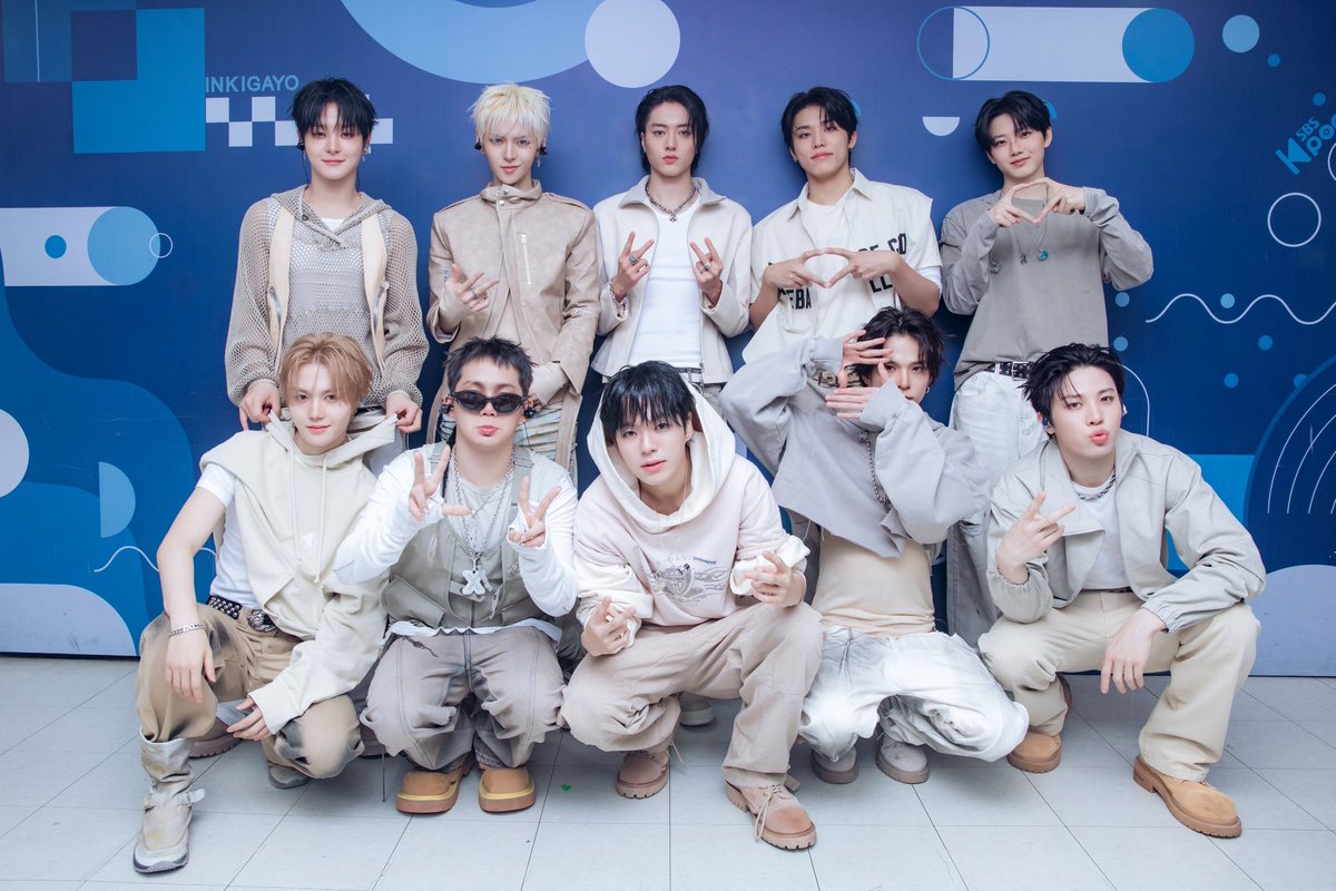 raabit__90's tweet photo. 오늘 예뽀니 덮머햇네… 약간 어린왕자코어 덮머 스타일 https://t.co/4XluaKimD2