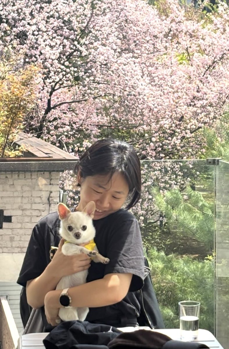 abyb00's tweet photo. 견 진짜 귀엽고
여자 진짜 행복해보임 https://t.co/jvSolYfcru