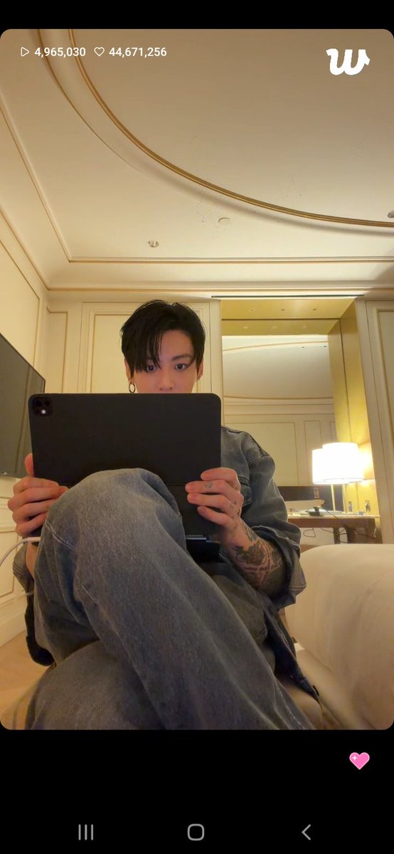 Jin_rubio's tweet photo. Me encanta Jungkook con su ipad gigante, espiritualmente soy ese https://t.co/8Z0jx9aH4E
