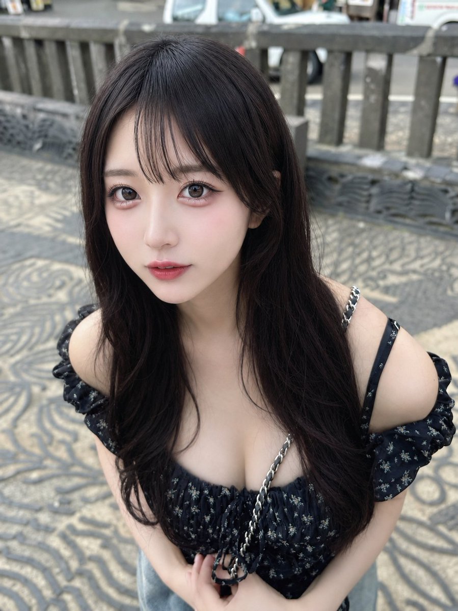LJK_DEATHNOTE2's tweet photo. 【悲報】"実写版・毛利蘭"の異名を持つ女子高生、国体出場停止に

幼少期から空手の道を歩み、全国大会で数々のタイトルを獲得してきた強豪女子高生。その圧倒的な実力と凛とした佇まいから、ネット上ではいつしか「実写版・毛利蘭」と呼ばれ、競技ファンの枠を超えて注目を集めてきた。

そんな彼女に今回、まさかの国体出場停止という決定が下された。きっかけとなったのは、SNS上で拡散された一本の不適切動画だという。瞬く間に再生数を伸ばし拡散されたその映像が思わぬ波紋を呼び、関係者の間では動揺が広がっている。

動画の内容については公式な言及がないものの、その影響の大きさから今回の決定に至ったとの見方が強い。突然の事態に、これまで彼女を応援してきたファンからは惜しむ声が相次いでいる。

▼ネットの反応
「動画見たけど出場停止は重すぎでは」
「拡散した奴が悪いだろ…」
「強すぎて出場停止は草」
「これもう新一が解決するしかないだろ」

果たして彼女は再びマットに立てるのか。続報が待たれる。