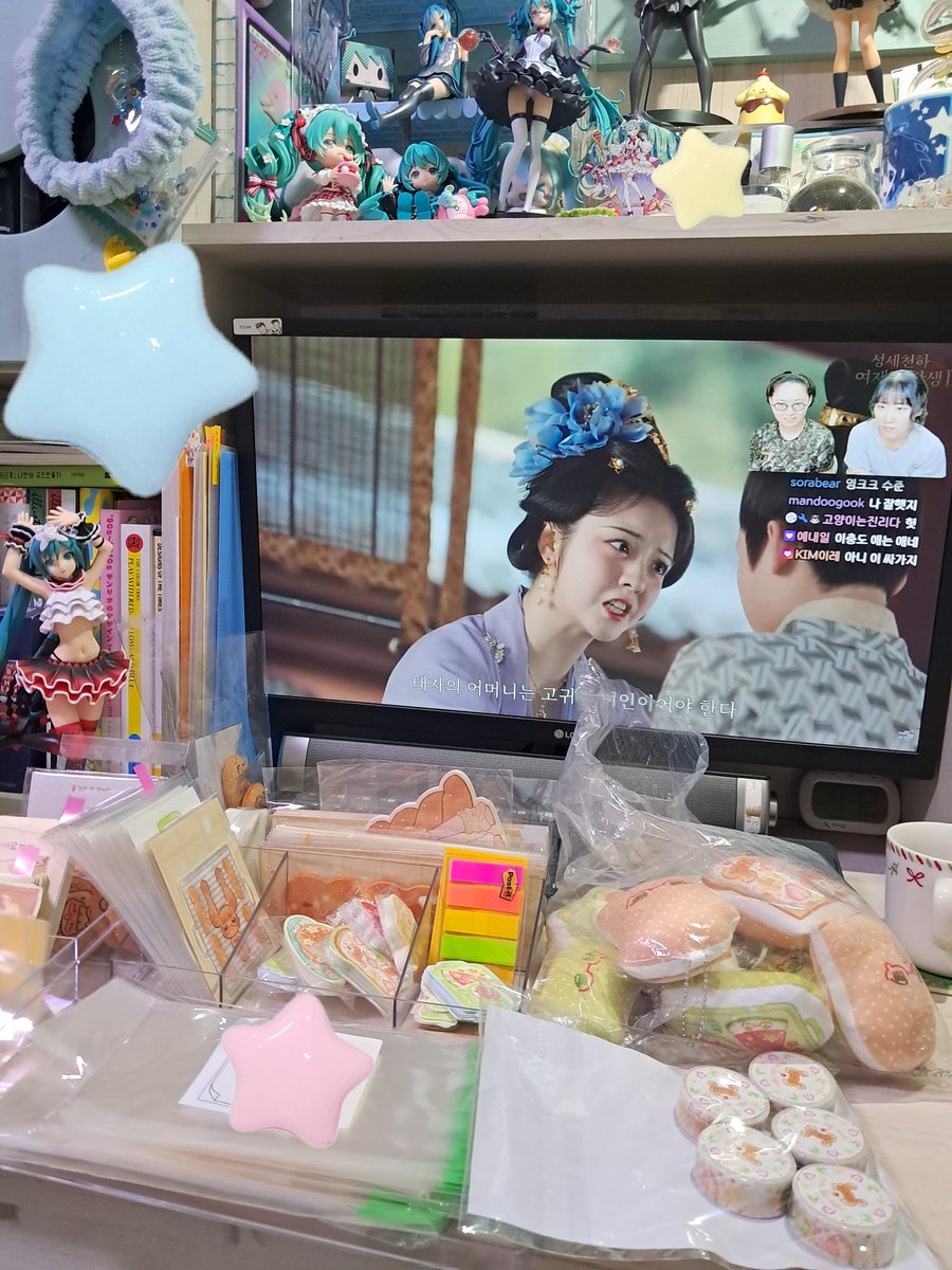 _BBackSSong's tweet photo. 하하하 예랑가랑 성세천하 보며 굿즈 정리하긔 https://t.co/DbetI4njEZ