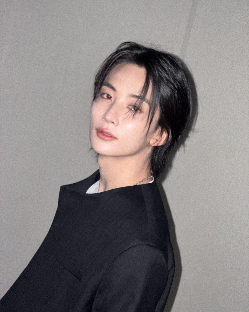 hanniethinker04's tweet photo. 260628 dailyfashion_news update with jeonghan 
#JEONGHAN #정한 https://t.co/SaPbBPA2pv