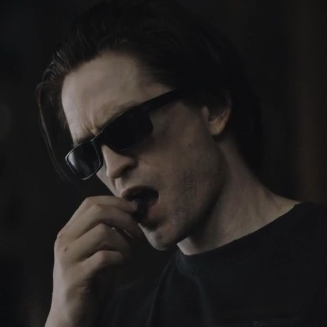 gothamcityelle's tweet photo. @HenryHarper523 HELP!!! I DON’T KNOW WHO THIS MAN IS !!!!! THERE IS NO WAY TO TELL IF HE’S BRUCE WAYNE HELP HELP HE DOESNT HAVE AN EXECUTIVE HAIRCUT https://t.co/gAFAmljnI0