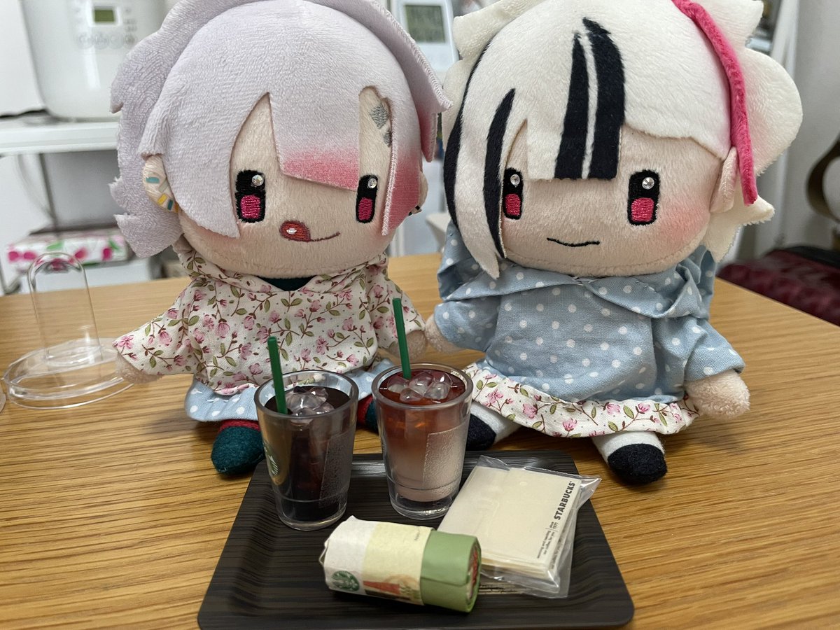 GarnetCellist's tweet photo. あるじさま、スタバさんからお荷物が届きました。

中身は…‼︎

ブリュードコーヒーとほうじ茶&amp;クラシックティーラテと根菜チキンサラダラップのセットです！

日曜の午後はみんなでスタバりました✨ https://t.co/n2hmQtzUJ5