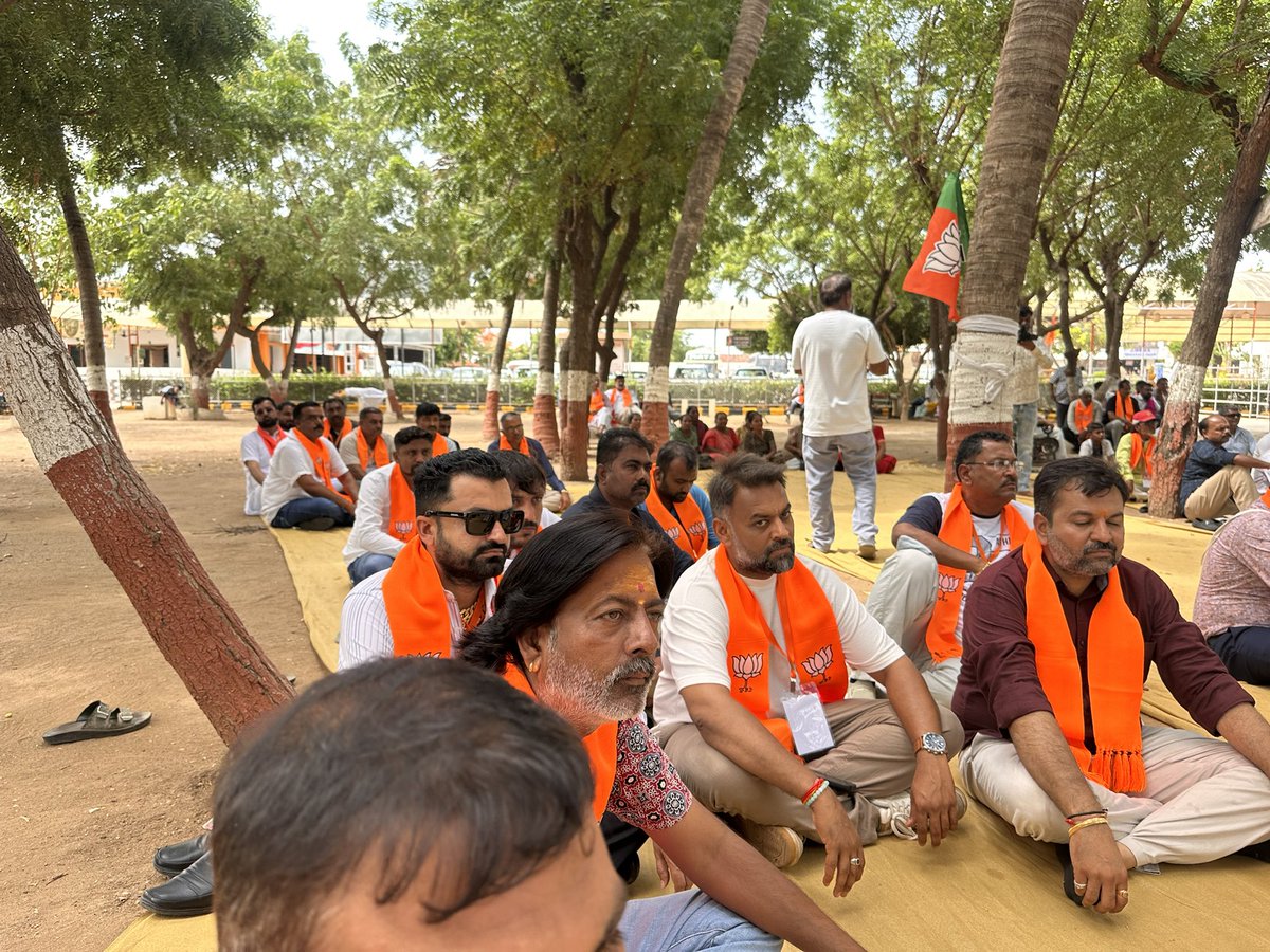 iamdeviyan's tweet photo. આજરોજ અંબેધામ, ગોધરા ખાતે માંડવી વિધાનસભા પ્રશિક્ષણ મહા અભિયાન–૨૦૨૬ અંતર્ગત માનનીય પ્રધાનમંત્રીશ્રી નરેન્દ્રભાઈ મોદીજીના લોકપ્રિય ‘મન કી બાત’ કાર્યક્રમનું સૌ કાર્યકર્તાઓ સાથે સામૂહિક શ્રવણ કરવામાં આવ્યું. 

#MannKiBaat
#PrashikshanMahabhiyan2026 https://t.co/uaFJ3Elych