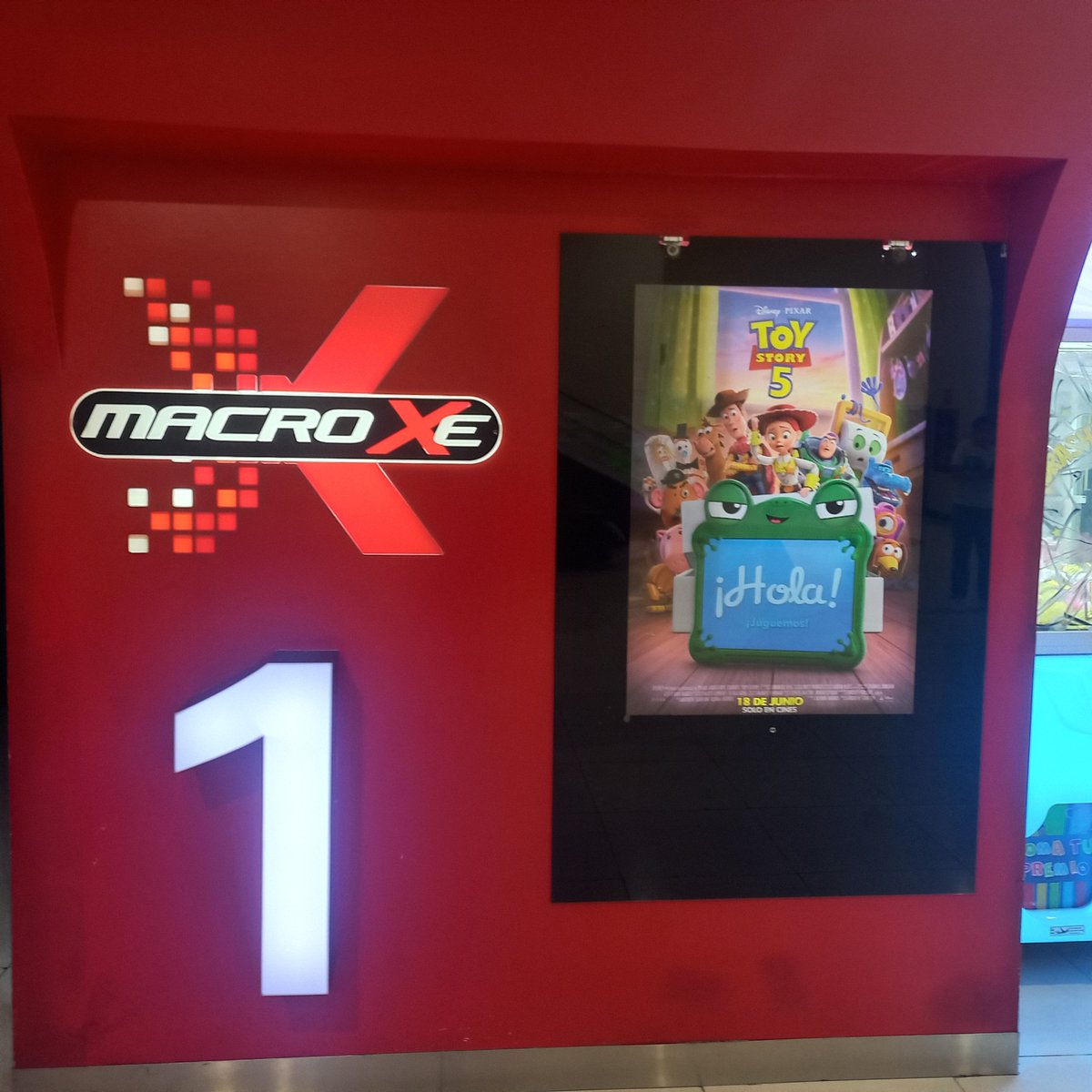 Oseanus81's tweet photo. No, pos wow, estoy viendo Paloma y Nacho la película, creí que estaba viendo Toy Story 5 en una sala macro XE parecida a una sala Imax. https://t.co/upJcUKw43n