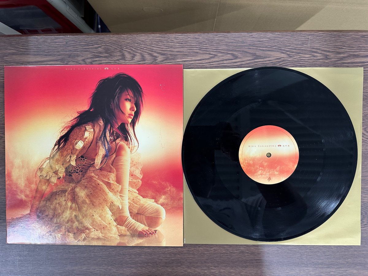 tufield_record's tweet photo. 【本日の一枚🔥】
中島美嘉さんのシングル「Seven 火の鳥」をご紹介いたします🎵

ミリオンヒットを記録した「雪の華」で人気絶頂の中、その翌年にリリースされた本作は、新しいサウンドへの挑戦が光る一枚です。

プロデュースには、クラブミュージック界で名高いCOLDFEETと冨田ラボが参加されて��ます。 
ハウスやフューチャージャズの要素を取り入れた楽曲は、中島美嘉さんの歌唱に新たな魅力を引き出していますね✨

彼女の表現力の幅広さを感じられる、聴きごたえのある作品です😊

#中古レコード
#TUField
#MikaNakashima
#中島美嘉