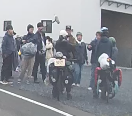 Saya_RedGame's tweet photo. 用事で遠出してたら何か人が集まっていたので
通ったら出川さんの充電バイク旅だった！！ https://t.co/NWhUrKTgPv