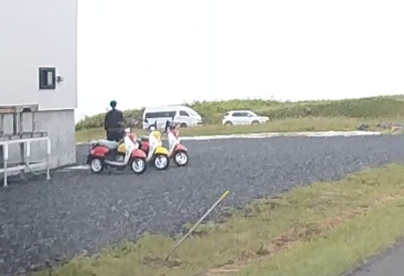 Saya_RedGame's tweet photo. 用事で遠出してたら何か人が集まっていたので
通ったら出川さんの充電バイク旅だった！！ https://t.co/NWhUrKTgPv