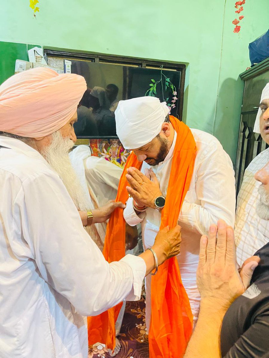 BassiOfficial's tweet photo. ਅੱਜ ਮੋਹਕਮਪੁਰਾ ਵਿਖੇ ਆਯੋਜਿਤ ਸਾਲਾਨਾ ਮੇਲੇ ਵਿੱਚ ਸਾਥੀ ਹਰਭਜਨ ਸਿੰਘ ਜੀ ਅਤੇ ਦਲਵੀਰ ਸਿੰਘ ਜੀ ਸਮੇਤ ਹਾਜ਼ਰੀ ਭਰੀ ਅਤੇ ਬਜ਼ੁਰਗਾਂ ਤੇ ਪ੍ਰਬੰਧਕਾਂ ਦਾ ਆਸ਼ੀਰਵਾਦ ਪ੍ਰਾਪਤ ਕੀਤਾ।
ਇਸ ਮੌਕੇ ਮਿਲੇ ਨਿੱਘੇ ਪਿਆਰ ਅਤੇ ਵਿਸ਼ੇਸ਼ ਮਾਣ-ਸਨਮਾਨ ਲਈ ਮੈਂ ਸਮੂਹ ਪ੍ਰਬੰਧਕ ਕਮੇਟੀ ਅਤੇ ਇਲਾਕਾ ਨਿਵਾਸੀਆਂ ਦਾ ਤਹਿ ਦਿਲੋਂ ਧੰਨਵਾਦ । #DineshBassi https://t.co/sv0uQqRTHJ