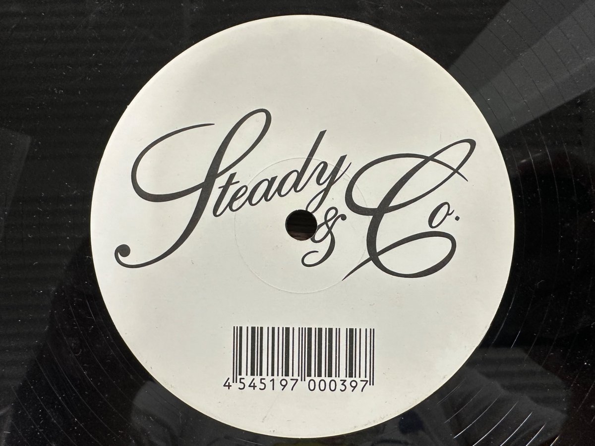 tufield_record's tweet photo. 【本日の一枚🔥】
本日はSteady & Co.の「Only Holy Story」をご紹介いたします🎵

Dragon Ashの降谷 建志さん、BOTSさん、RIP SLYMEのILMARIさん、そしてスケボーキングのSHIGEOさん。日本のヒップホップ・ロックシーンを代表する豪華メンバーが集結した奇跡のユニットです😊

この楽曲では、WyolicaのAzumiさんがゲストボーカルとして参加されており、その透明感あふれる歌声が楽曲にさらに深みを与えています✨

短期間の活動ながらも、唯一無二の存在感を放った彼らの音源は、今も多くのファンの心に響き続けていますね💿

#中古レコード
#TUField
#SteadyAndCo
#ステディアンドコー