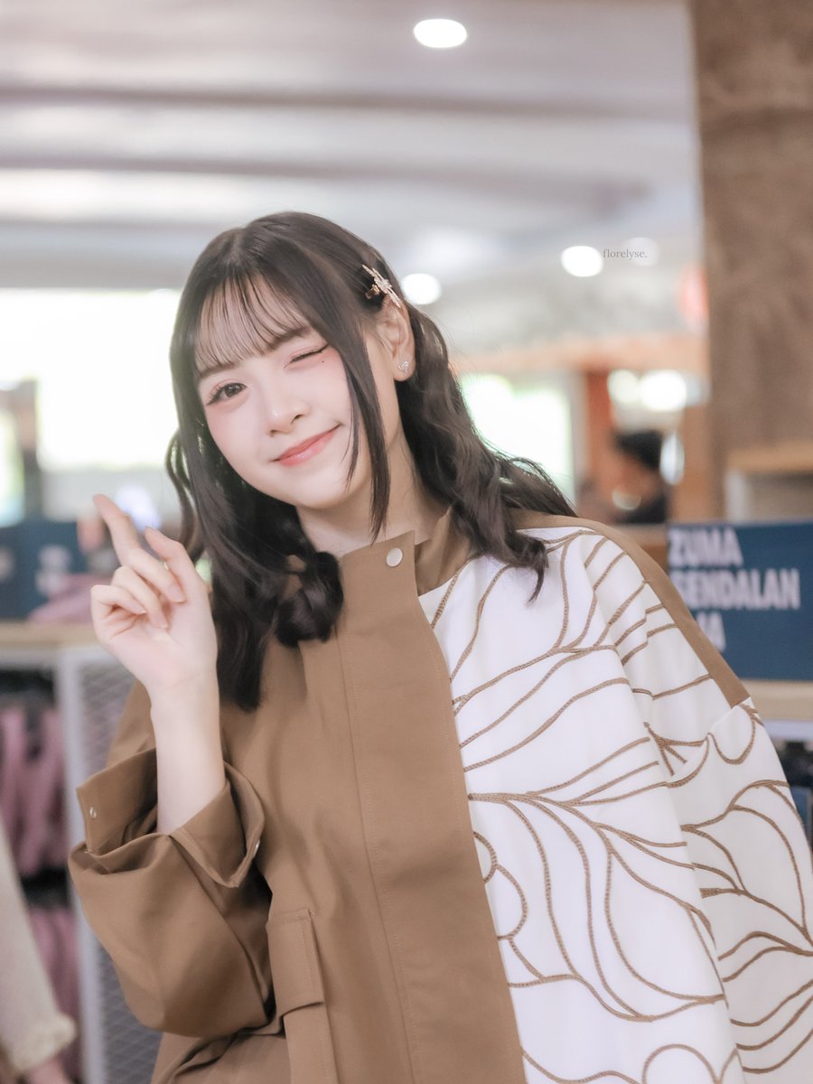 florelyse1019's tweet photo. Siaap bertemu Mylofly 👀

280626 MnG teater sementara Surabaya 
@Lily_JKT48
#リリー #Lily #florelyse https://t.co/1UN9TCpPfD